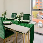 Cinema Lounge 2bed Centre Free Parking Апартаменти *